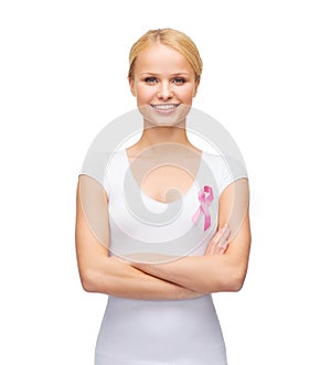 Žena v prázdny ružový rakovina stuha 