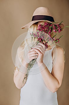 Woman blonde gray dress flowers hat