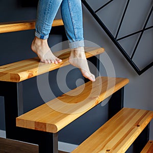 Woman in blue jeans go down in stairs.