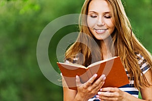 Una mujer un libro leer 