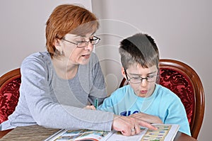 Žena a chlapec dělat domácí úkol 