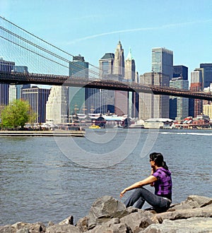 Una mujer en puente Estados Unidos de América 