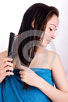 Una mujer es un cepillado su cabello a buscando abajo 