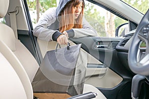 Woman burglar steal a shopping bag through the window of car - t