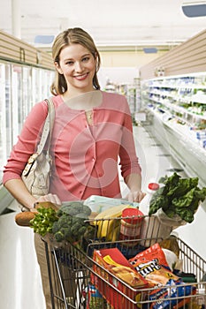 Una donna shopping negozio di alimentari 