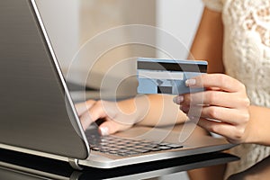 Una donna shopping connesso internet credito carta e-negozio 
