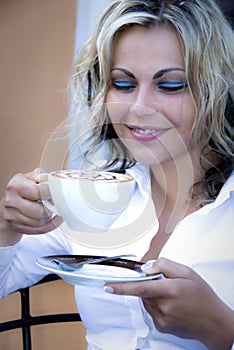 Una donna caffè 