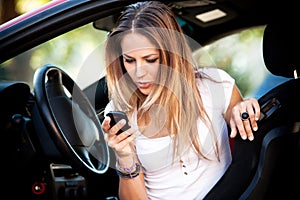 woman in car dial cell phone