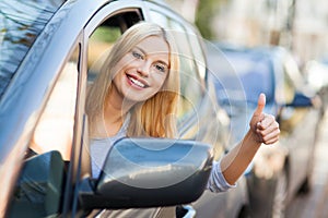 Una mujer en auto dar pulgar arriba 