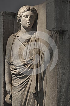 Woman carrying hydria pottery with water