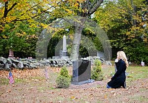 Una mujer en cementerio 