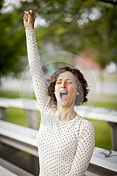 Una mujer jubiloso sobre el 