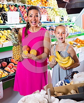 woman with child buying fruits