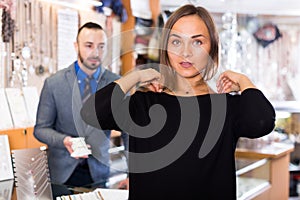 woman choosing chainlet and pendants