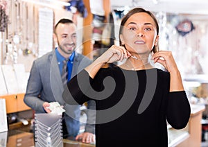 woman choosing chainlet and pendants