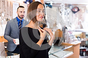 woman choosing chainlet and pendants