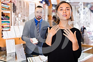 woman choosing chainlet and pendants