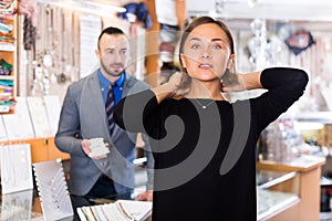 woman choosing chainlet and pendants