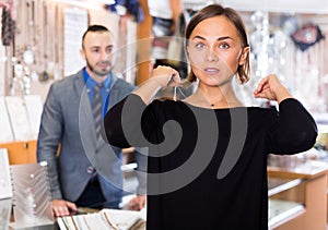 woman choosing chainlet and pendants