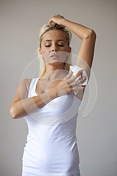 Woman clean sweat from armpit with wet wipes