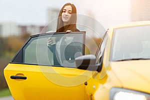 Woman coming out of taxi .