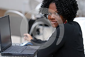 Una mujer computadora 