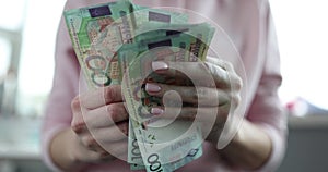 Woman considers Belarusian banknotes to be one hundred rubles