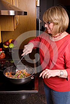 Una mujer cocinando 