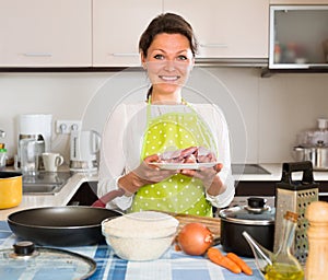 Una mujer cocinando 