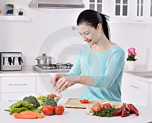 Una mujer cocinando en nuevo La cocina creación saludable comida verduras 