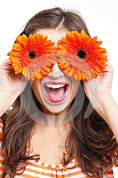 Una mujer cubierta su ojos flores 