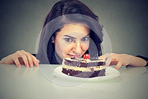 Una donna desiderio torta dolce ardente sul mangiare dolce pasto 