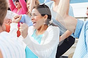 Una mujer en la multitud celebra sobre el Deportes evento 