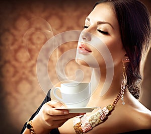 Una mujer taza de café 