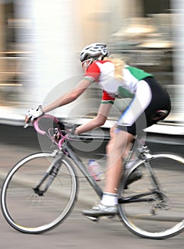 Una mujer ciclista carreras alrededor 