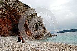 The woman at dawn in front of the sea