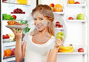 Una donna sul sul scegliere fra salutare un malsano pasto più vicino 