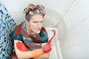 Una donna un sporco il bagno 