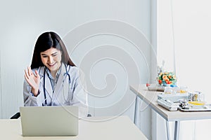 woman doctor Looking at and using a computer notebook To provide advice to patients By communication online