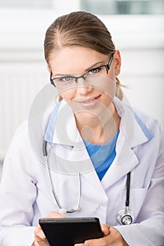 Una donna medico computer 