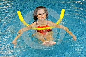 Una mujer tiene ejercicio en el agua 