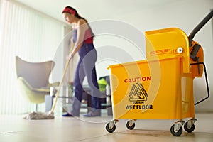 Žena robiť domáce práce čistenie poschodie na sústrediť na vedro 