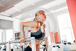 Woman doing dips in the gym