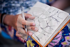 Žena kreslení strom v její zápisník 