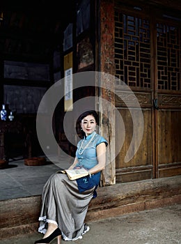 A woman dressed in traditional Chinese costume