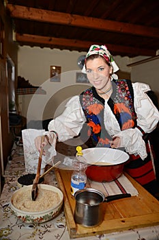 Žena oblečený v tradičný rumunčina kostým 