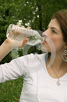 Eine Frau trinken 