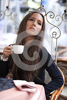 Woman drinking coffee in coffe shop