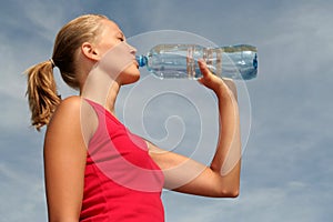 Una mujer bebiendo Agua 