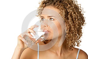 Una donna potabile Acqua 